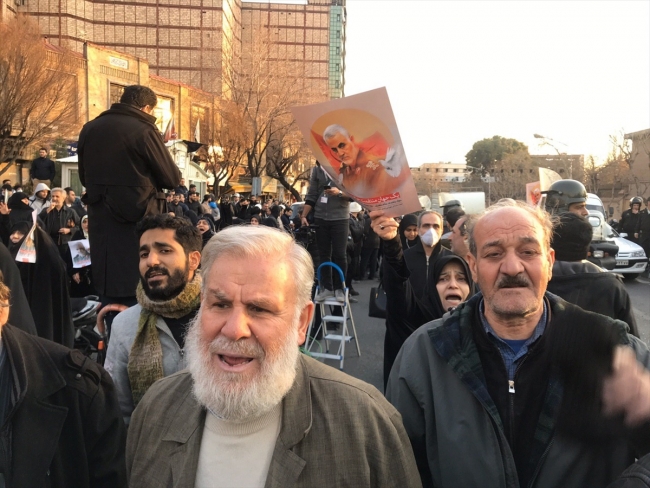 İranlı öğrenciler Ukrayna uçağının düşürülmesini protesto etti