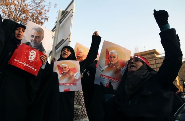 İranlı öğrenciler Ukrayna uçağının düşürülmesini protesto etti