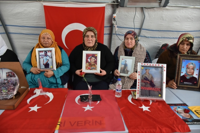 Diyarbakır'daki evlat nöbetine bir aile daha katıldı