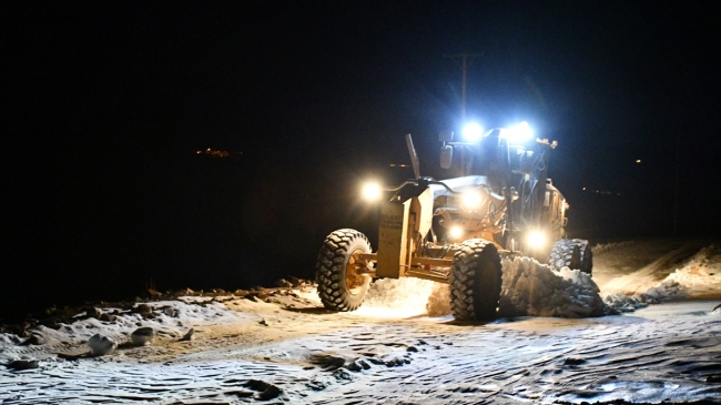 Ağrı'da dağ köyü yollarını kar timleri ulaşıma açtı