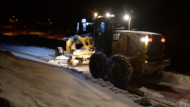 Ağrı'da dağ köyü yollarını kar timleri ulaşıma açtı