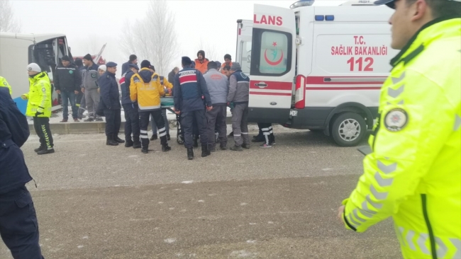 Konya-Isparta kara yolunda yolcu otobüsü devrildi: 29 yaralı