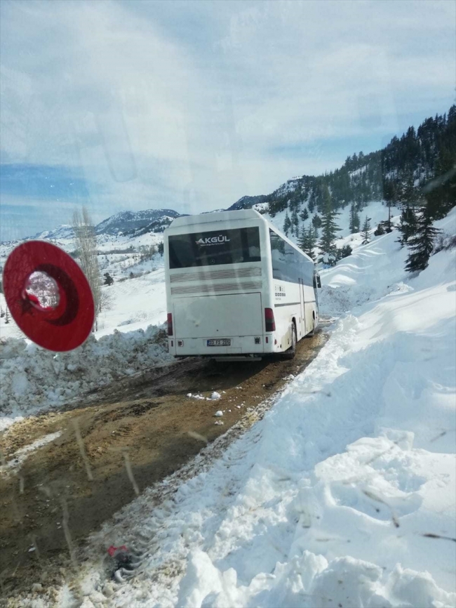 Mersin'de karda mahsur kalan öğrenciler kurtarıldı