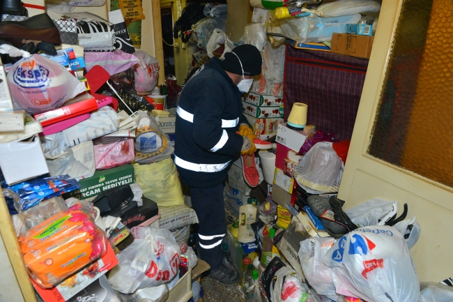 70 yaşındaki kadının evinden 13 ton çöp çıktı