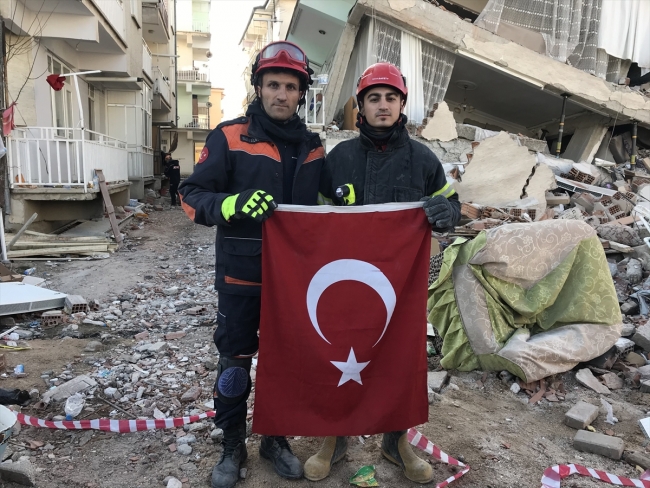 Türk bayrağını enkaz altında bırakmadılar