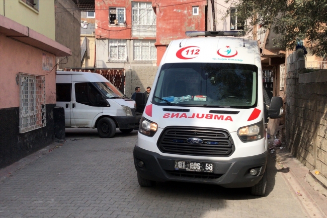 Adana'da 40 günlük bebek bir evin önüne bırakıldı