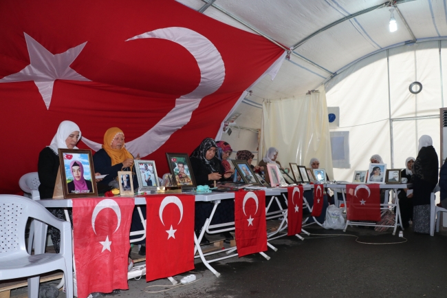 Diyarbakır annesi: Evladımızı doğru kapıda bekliyoruz