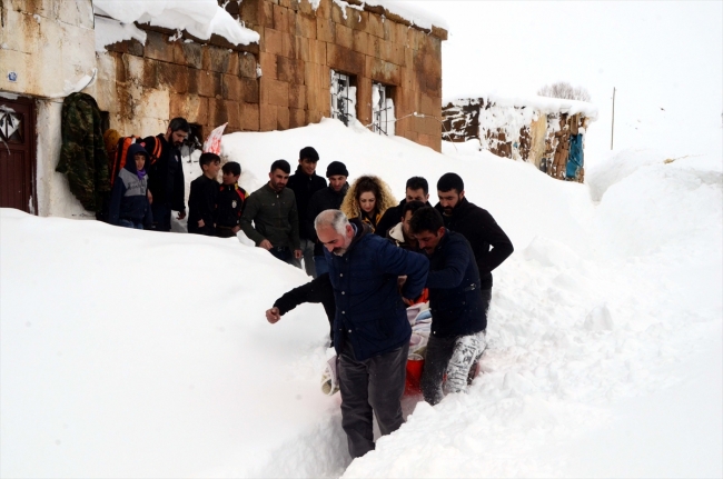 Bitlis'te kalp hastası kadın 4 saatte hastaneye ulaştırıldı