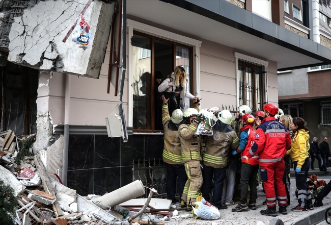 İstanbul Bahçelievler'de bina çöktü