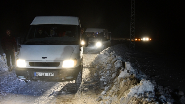 Ağrı'da tipi nedeniyle yolda mahsur kalan 40 kişi kurtarıldı