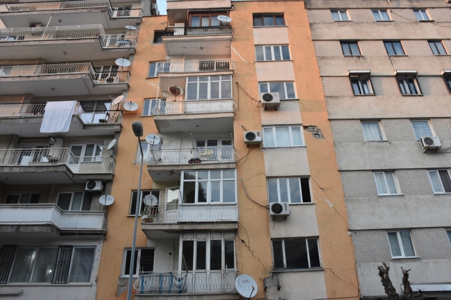 Manisa'da 7 katlı apartman tahliye edildi