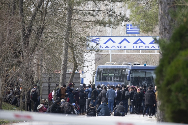 Binlerce düzensiz göçmen Avrupa sınırına ilerliyor