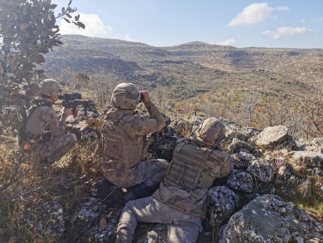 Mardin kırsalında teröristlere ait yaşam malzemeleri bulundu