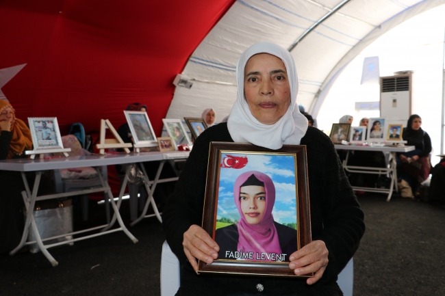 Yaklaşık 4 yıl önce 18 yaşındayken kaçırılan kızı Fadime için oturma eylemine katılan anne Hatice Levent, açıklamalarda bulundu. Fotoğraf: AA