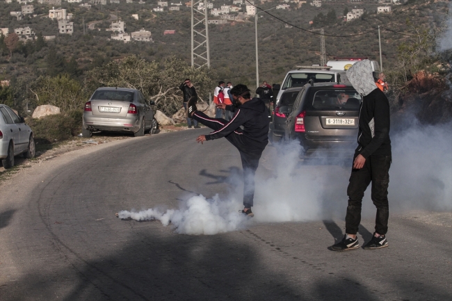 İsrail askerleri Batı Şeria'da Filistinlilere biber gazı ve gerçek mermilerle müdahale etti - Fotoğraf: AA