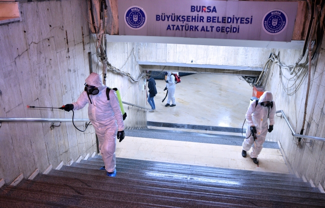 Vatandaşların yoğun olarak kullandığı alt geçitler dezenfekte edildi - Fotoğraf: AA