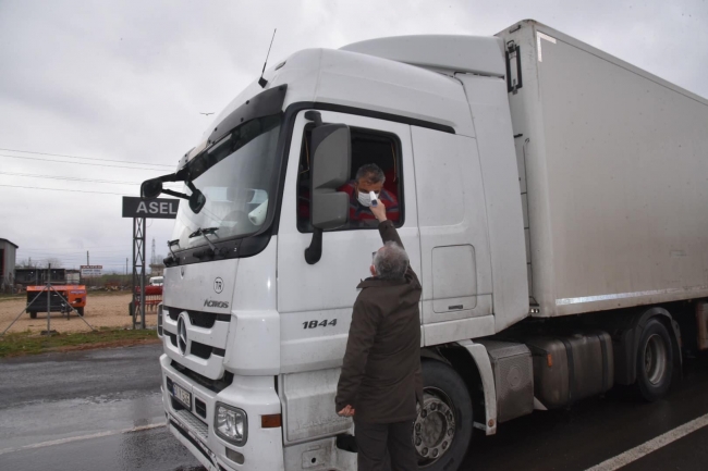 Keşan Belediye Başkanı ilçeye girenlerin ateşini ölçtü