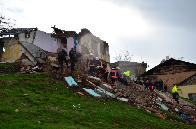 Malatya'da iki katlı metruk bina çöktü