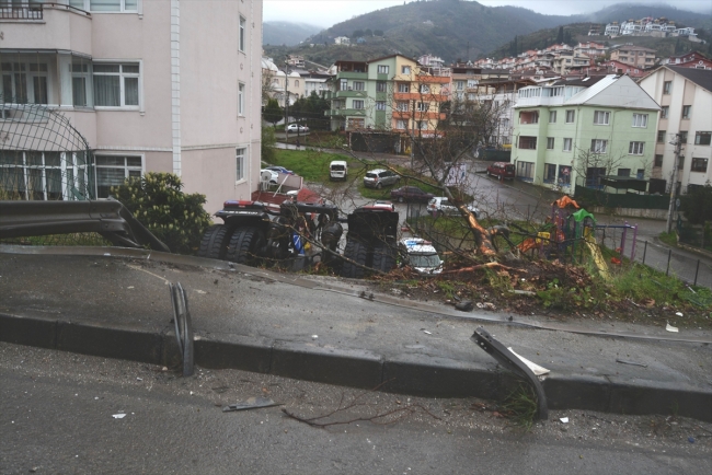 Bariyeri de istinat duvarını da aşıp yere çakıldı