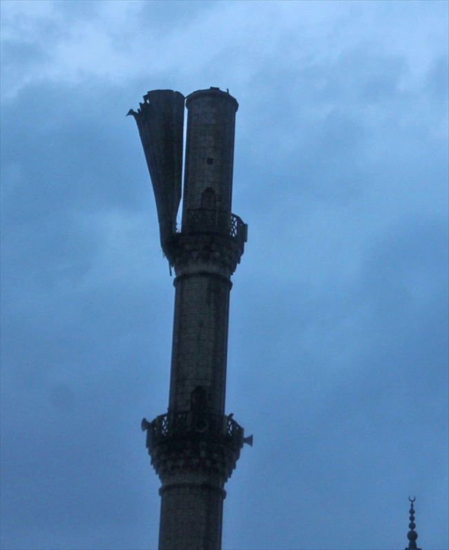 Tekirdağ'da şiddetli rüzgar cami minaresine zarar verdi