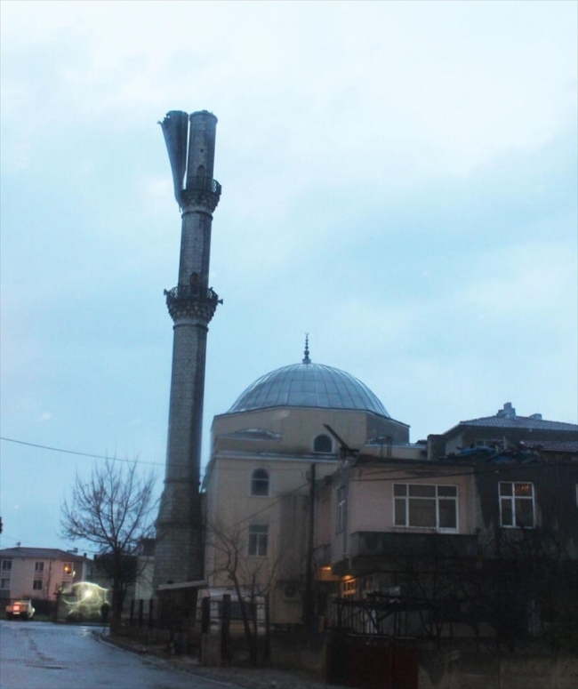 Tekirdağ'da şiddetli rüzgar cami minaresine zarar verdi