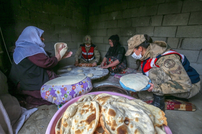 Kadın askerler hamur yoğurup tandırda ekmek pişirdi