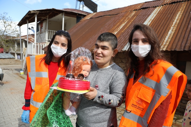 Down sendromlu gence doğum günü sürprizi