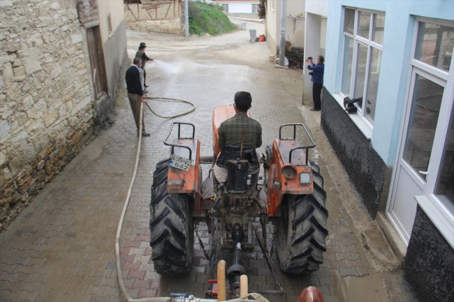 Köyün sokaklarını termal suyla yıkıyorlar