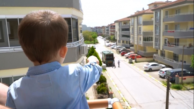 2 yaşındaki Bartu'ya belediyeden oyuncak sürprizi