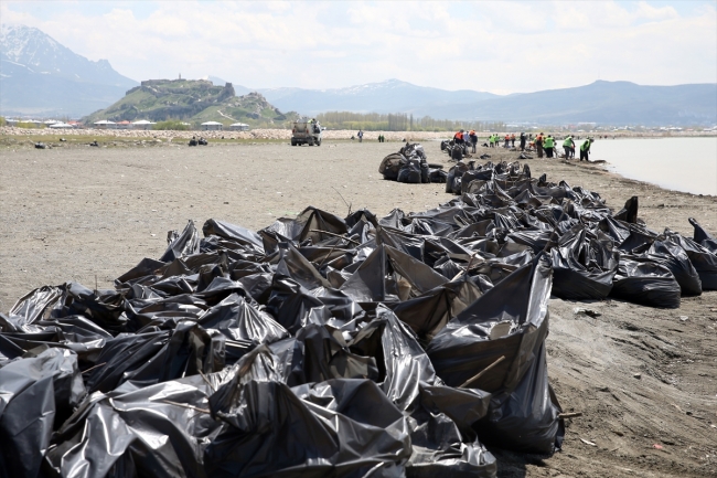 Van Gölü sahilinden 110 ton çöp çıktı