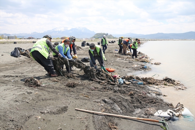 Van Gölü sahilinden 110 ton çöp çıktı