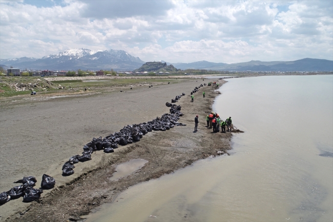 Van Gölü sahilinden 110 ton çöp çıktı