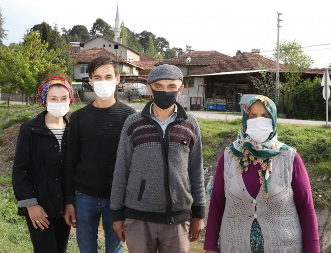 COVID-19'u yenen gençten yaşıtlarına "evde kalın" çağrısı