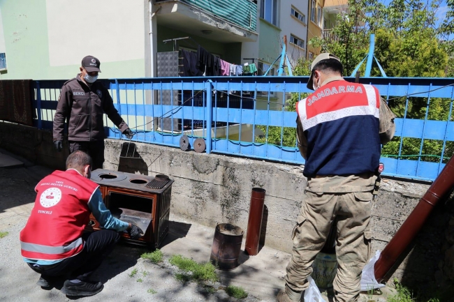 Vefa ekibi, Emine Nine'nin bahar temizliğini yaptı