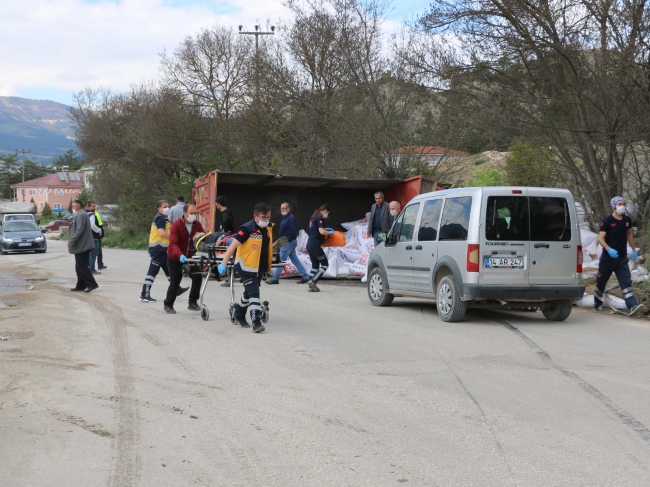 Bolu'da yem yüklü kamyon devrildi: 4 yaralı