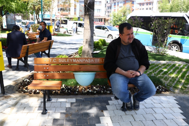 Tekirdağ'da parklara "sosyal mesafeli banklar" yerleştirildi