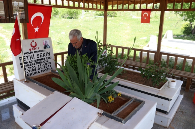 Baba Sekin, sokağa çıkma izninde şehit oğlunun mezarına koştu