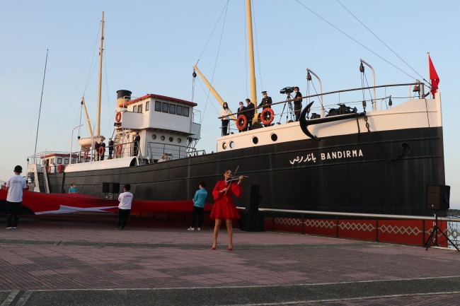 Bandırma Vapuru önünde İstiklal Marşı okundu