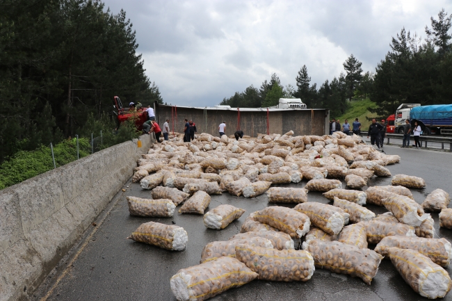 Adana'da devrilen tırdaki patatesler yola saçıldı