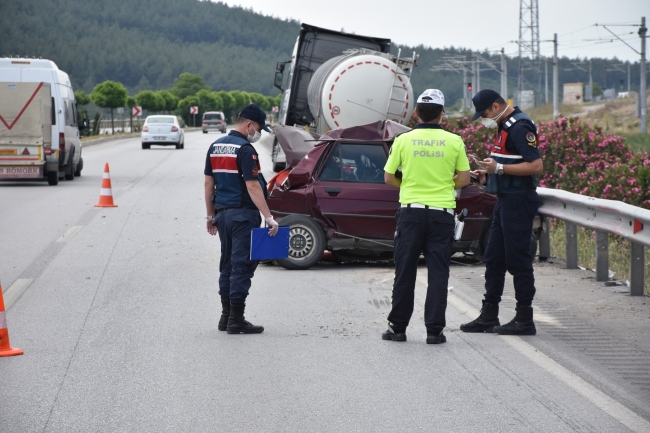 Tanker park halindeki otomobile çarptı: 3 yaralı