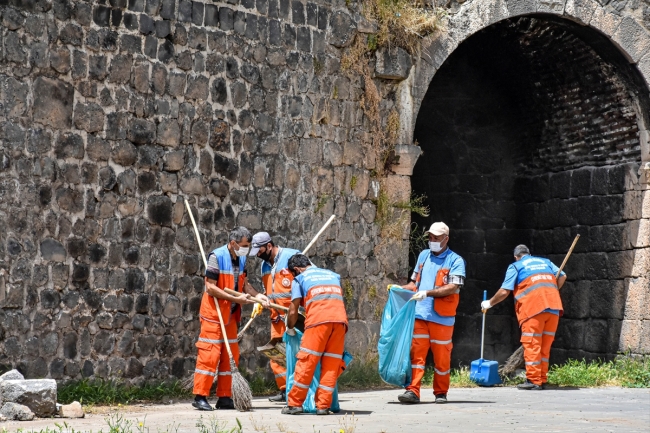 Diyarbakır Surları ile Hevsel Bahçeleri atıklardan temizleniyor