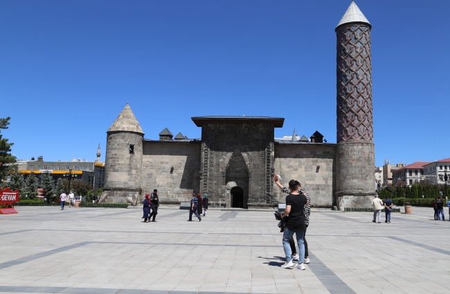 Erzurum'da tarihi mekanlar ve parklarda ziyaretçi yoğunluğu