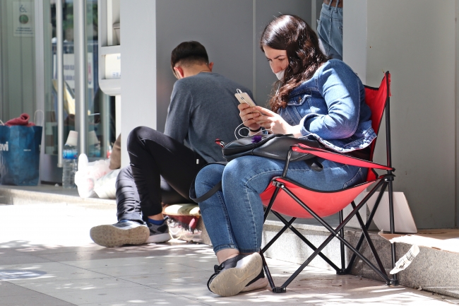 TOKİ'den ev almak için banka önünde sabahladılar