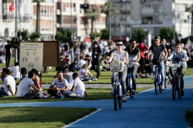 İzmir Kordonboyu'nda hafta sonu yoğunluğu