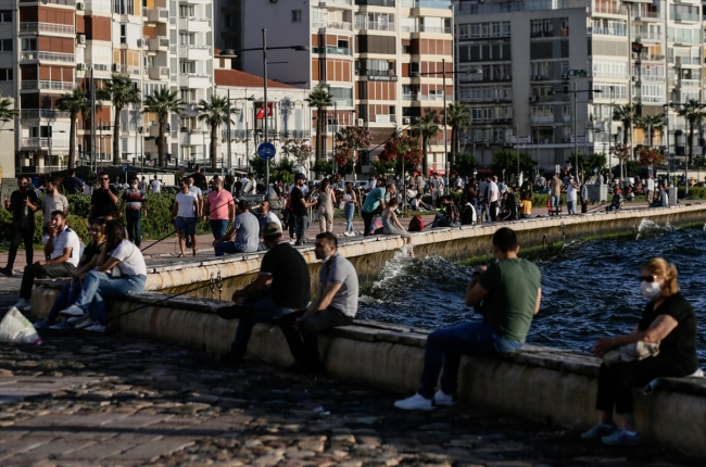 İzmir Kordonboyu'nda hafta sonu yoğunluğu