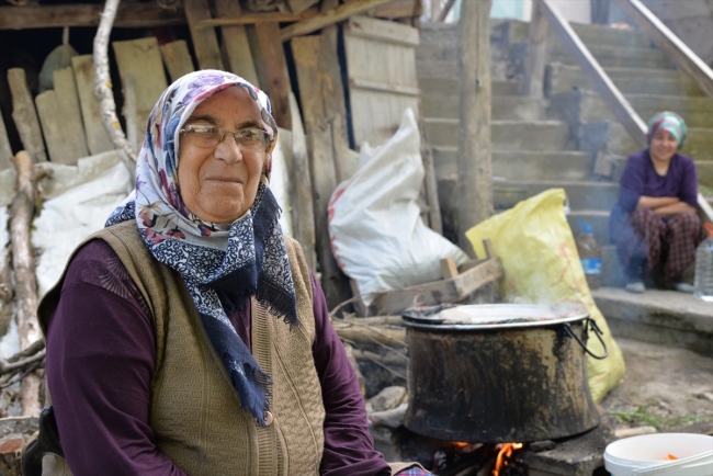 Yaylalardan topladıkları kekikleri işleyerek ekonomiye kazandırıyorlar