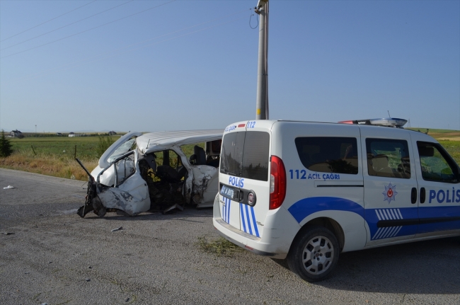 Konya'da minibüs elektrik direğine çarptı: 4 yaralı