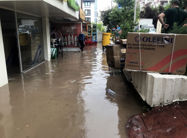 Kocaeli'de sağanak nedeniyle bazı ev ve iş yerlerini su bastı