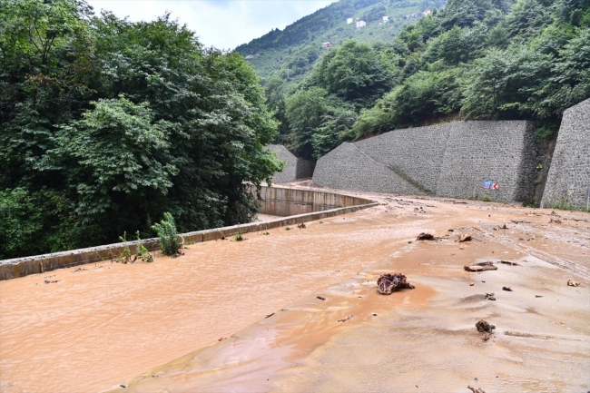 Trabzon'da sağanak heyelana neden oldu