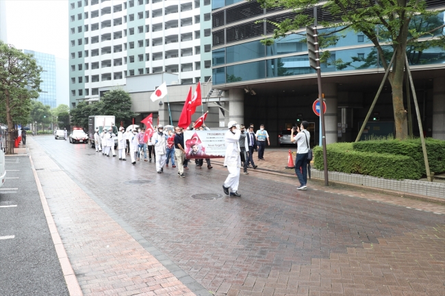 Japonya'da FETÖ'nün sözde okulunun önünde protesto